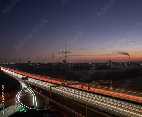 Autobahn im Sonnenaufgang