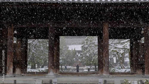 雪の京都 建仁寺 三門の雪景色