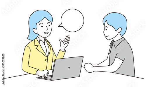 パソコンを見ながら契約の説明しているスーツ姿の女性