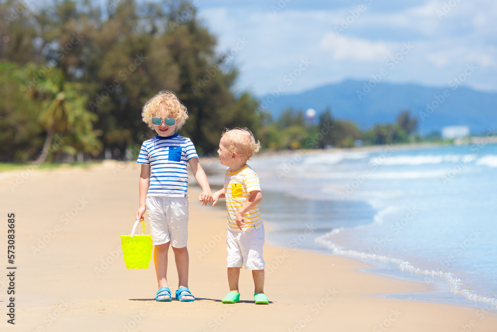 Fototapeta premium Kids on tropical beach. Children playing at sea.