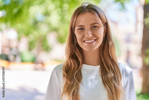 Foto Young blonde girl smiling confident standing at park