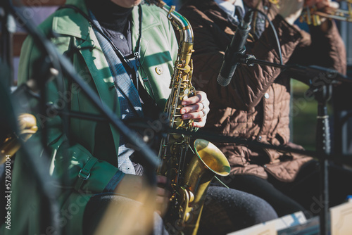 Canvas Print Concert view of a female saxophonist, professional saxophone player with vocalis