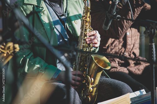 Canvas Print Concert view of a female saxophonist, professional saxophone player with vocalis