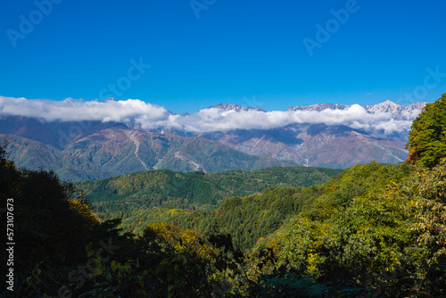 長野県 白沢洞門から眺める北アルプスと秋景色