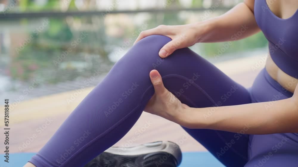 Vidéo Stock Woman athlete doing leg massage after workout. Knee pain