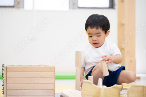 保育園や幼稚園、療育などで積木で遊ぶ男の子 左にコピースペースあり