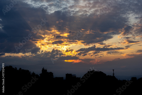 Silueta de la ciudad durante el atardecer