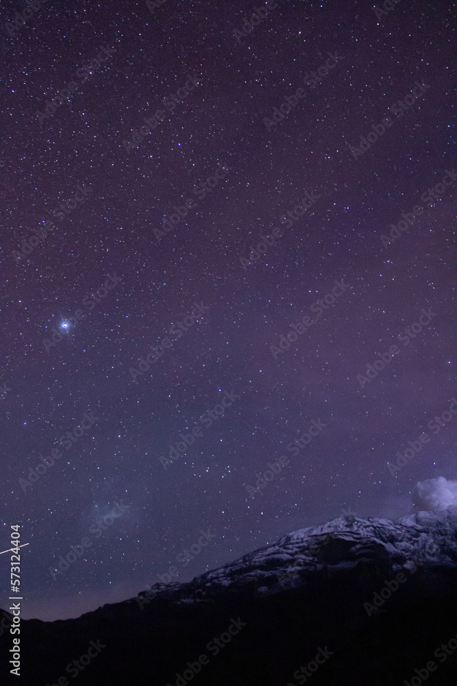 Montaña con estrellas