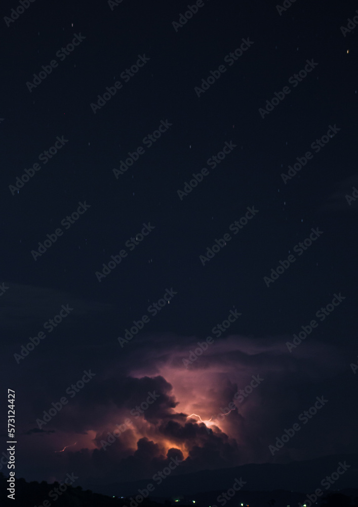 Fototapeta premium Rayo iluminando nube