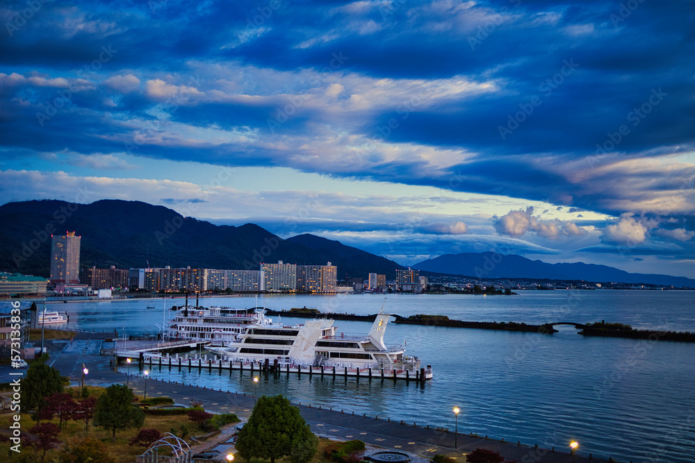 朝方の琵琶湖の港