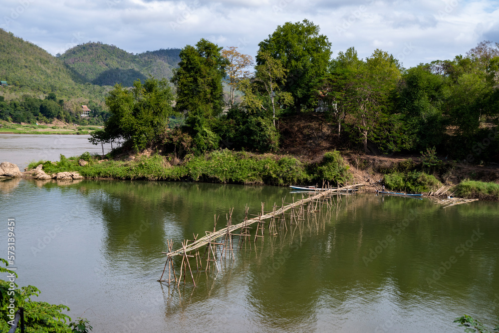Pont de bambou à Luang Prabang sur la rivière Nam Khan