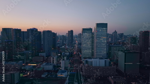 都市の夕景　空撮 © metamorworks