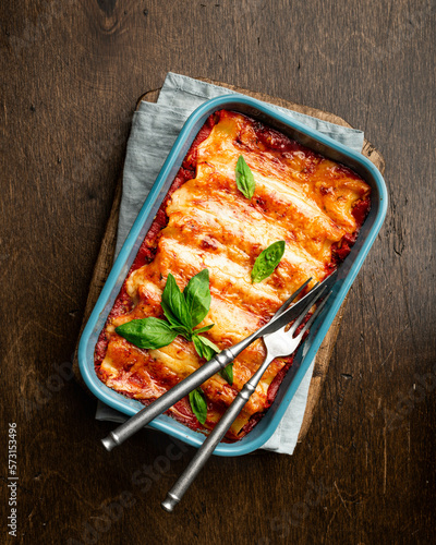 Cannelloni with meat, tomato sauce and cheese