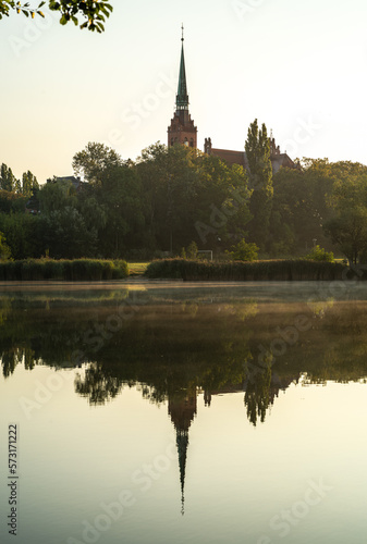 wieża kościoła na wsi z odbiciem w lustrze wody © Henryk Niestrój