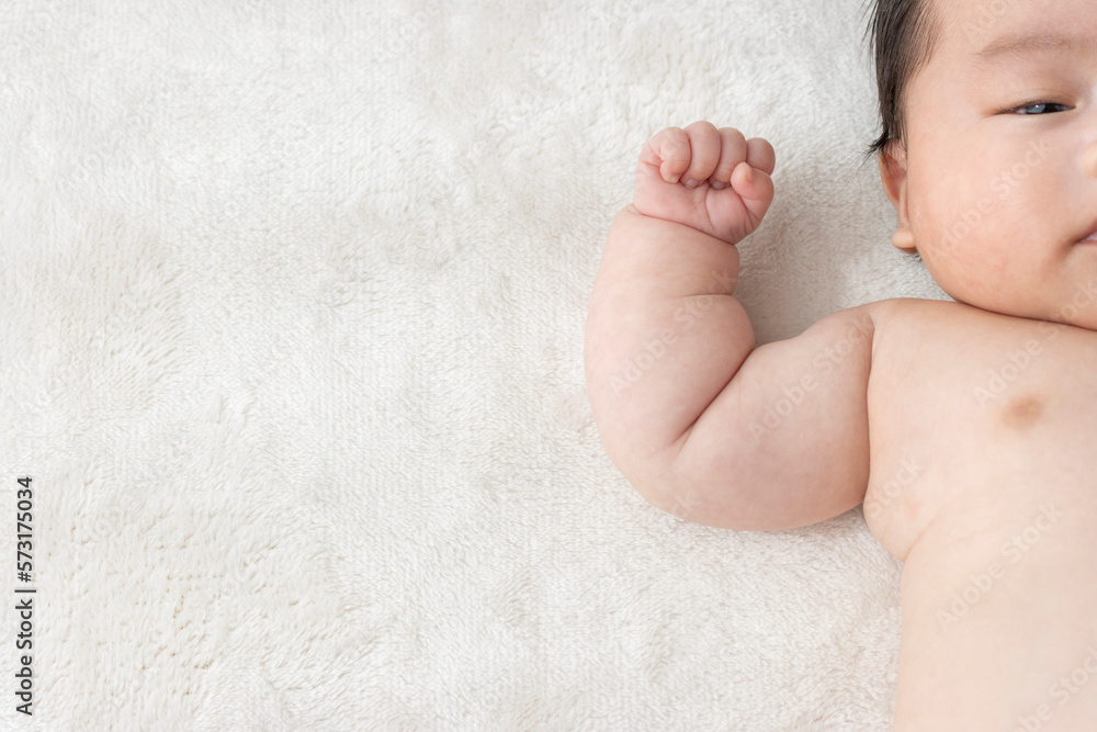 赤ちゃんの右腕(0歳2か月、男の子、日本人) 赤ちゃんの右腕(0歳2か月、男の子、日本人)