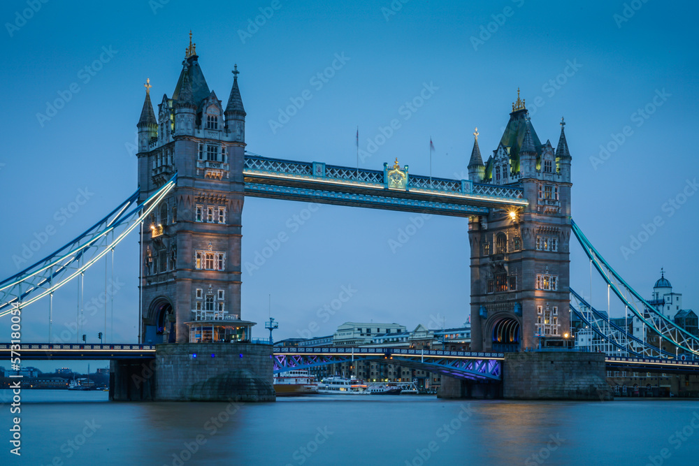 Obraz premium tower bridge at night