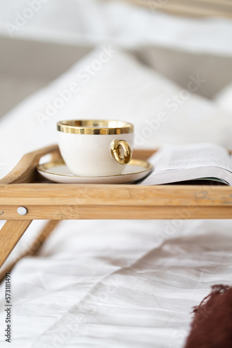 poranna filiżanka kawy do łóżka, biała pościel jasne zdjęcie 
