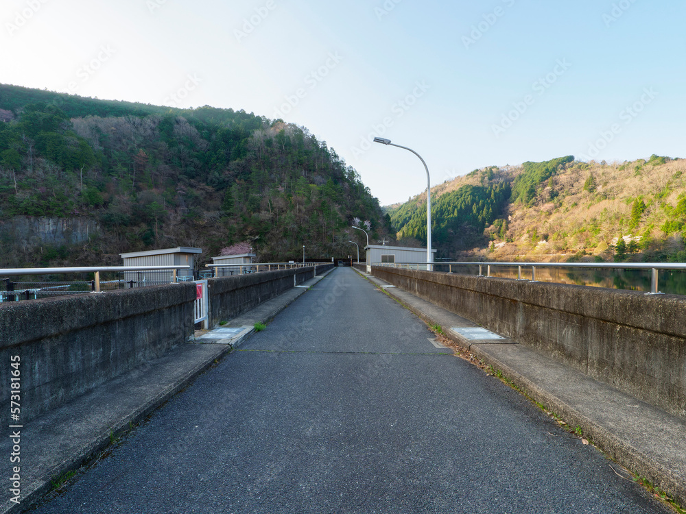 ダム 天端道路 _ 堤防天端幅 , 田瀬ダム堤体天端道路 時間帯通行止めのお知らせ – UAIQMW