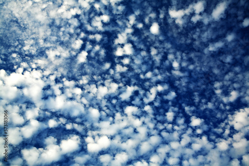 Fotografia a blue sky with fleecy clouds