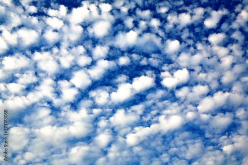 Quadro em tela a blue sky with fleecy clouds