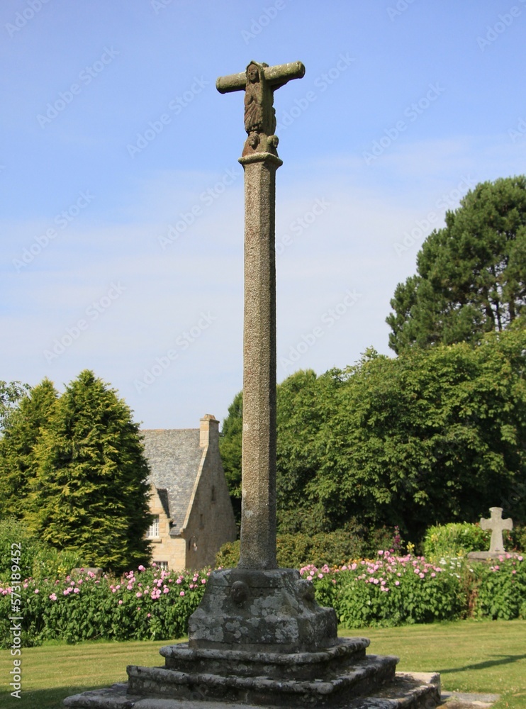 Steinkreuz vor einer Kapelle in Frankreich