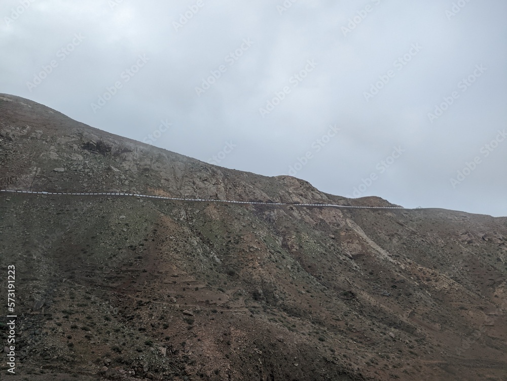 Landschaft im Parque Rural de Betancuria, auf Fuerteventura bei bewölktem Himmel und regnerischem Wetter