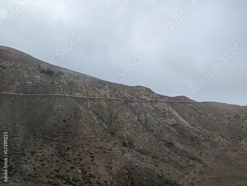 Landschaft im Parque Rural de Betancuria  auf Fuerteventura bei bew  lktem Himmel und regnerischem Wetter