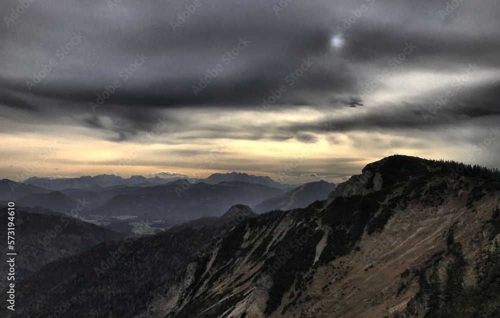 Blick zum Breitenstein bei mystischem Gegenlicht an einem bewölkten Herbsttag vom Grat zwischen Geigelstein und Breitenstein aus gesehen,  Alpen, Chiemgau, Bayern, Deutschland