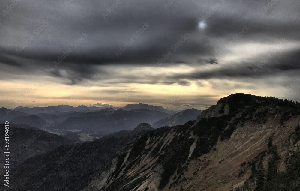 Blick zum Breitenstein bei mystischem Gegenlicht an einem bewölkten Herbsttag vom Grat zwischen Geigelstein und Breitenstein aus gesehen, Alpen, Chiemgau, Bayern, Deutschland Blick zum Breitenstein bei mystischem Gegenlicht an einem bewölkten Herbsttag vom Grat zwischen Geigelstein und Breitenstein aus gesehen, Alpen, Chiemgau, Bayern, Deutschland