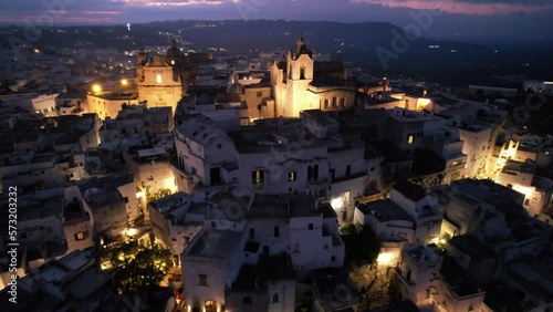Vista aerea di Ostuni la città bianca al tramonto, nella valle d'itria in puglia