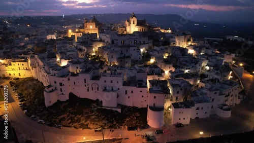 Vista aerea di Ostuni la città bianca al tramonto, nella valle d'itria in puglia