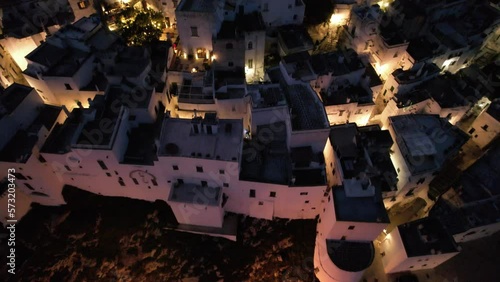 Vista aerea di Ostuni la città bianca al tramonto, nella valle d'itria in puglia