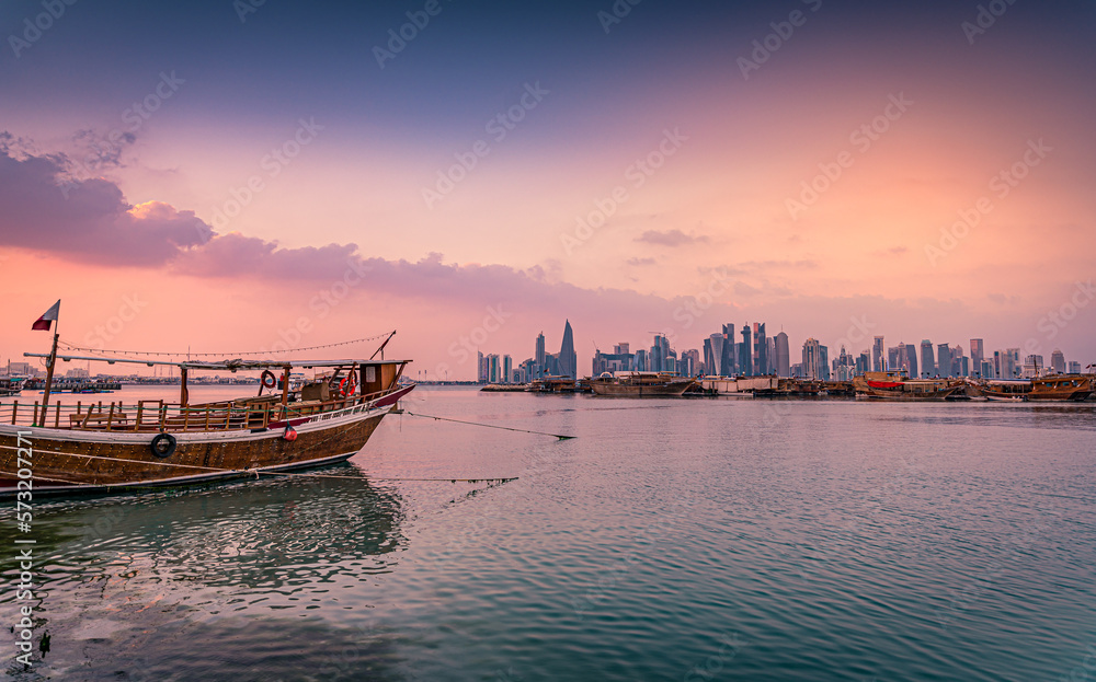 Traditionelle Dhow im Hafen an der West Bay, Doha - Katar Traditionelle Dhow im Hafen an der West Bay, Doha - Katar