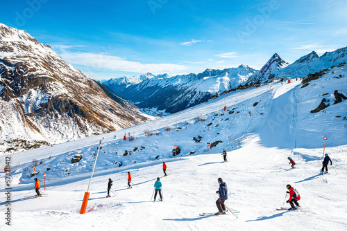 Winterlandschaft mit Skifahrern in Tirol