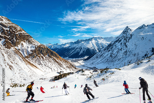 Winterlandschaft mit Skifahrern in Tirol