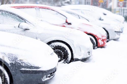 Zimowy krajobraz , śnieg i ośnieżone auta na parkingu. © Jarekfoto
