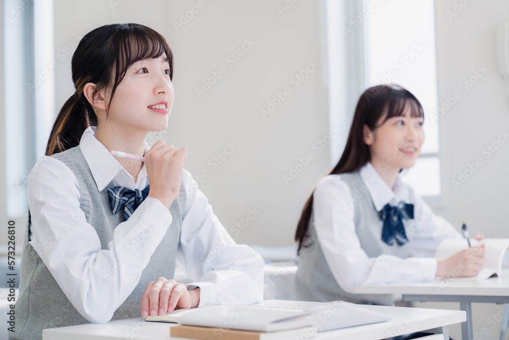 教室で楽しく授業を受ける高校生
