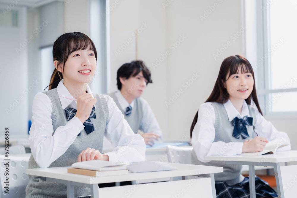 教室で楽しく授業を受ける高校生 教室で楽しく授業を受ける高校生
