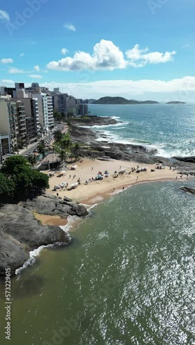 Imagem aérea das praias do centro de Guarapari, Praia da Areia Preta, Praia das Castanheiras e Praia dos Namorados. Manhã ensolarada de carnaval no Espírito Santo, Brasil.