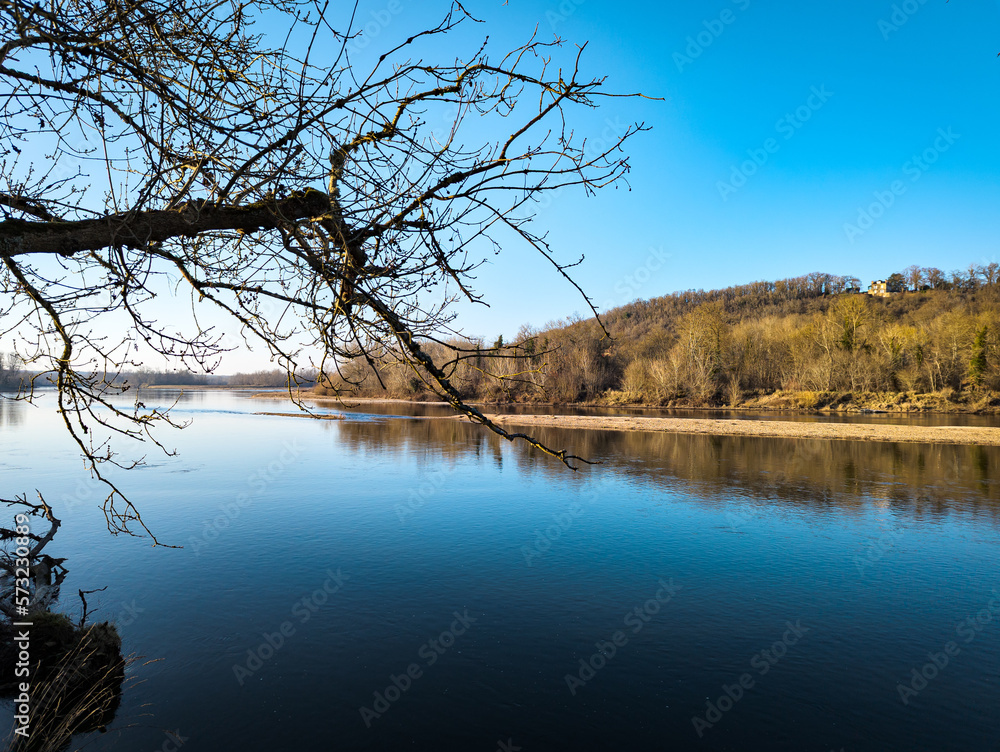 Bord de rivière avec lumière dorée Bord de rivière avec lumière dorée