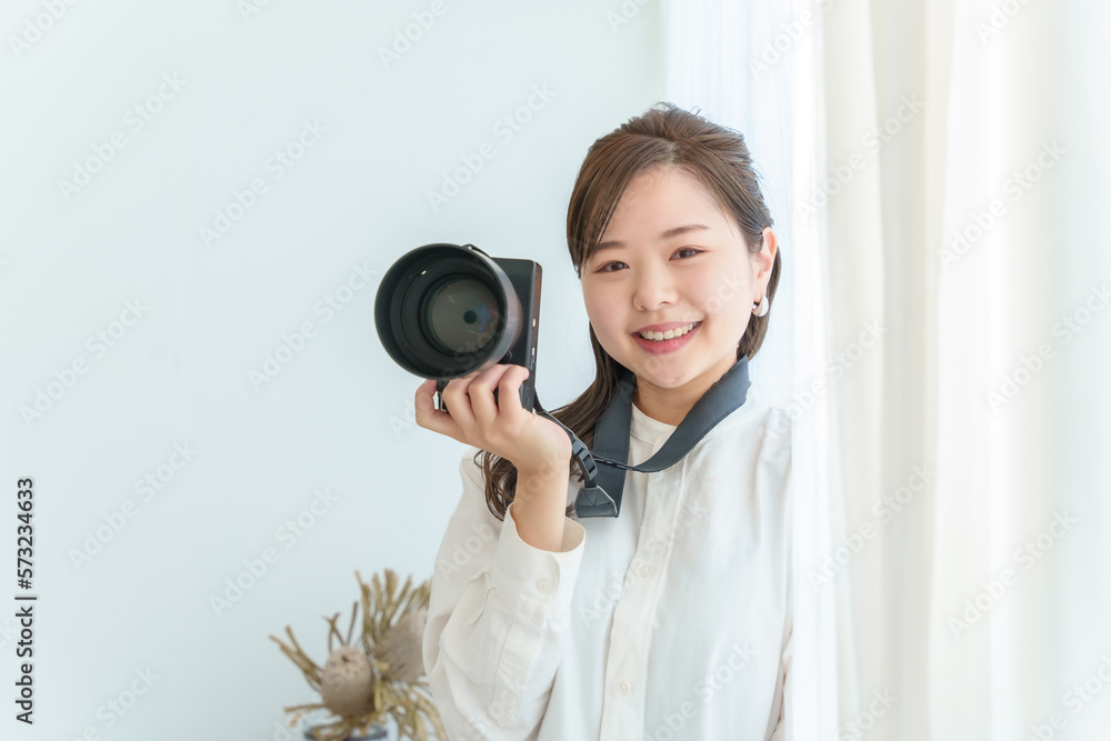 Fototapeta premium カメラを持つ笑顔の女性