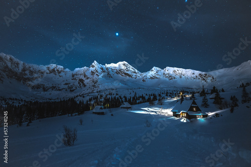 Fototapeta Naklejka Na Ścianę i Meble -  Hala Gąsienicowa w nocy - Tatry Polskie, Zima