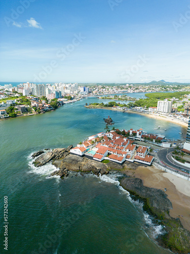 Imagem aérea da Praia do Morro em Guarapari em uma manhã ensolarada de carnaval no Espírito Santo, Brasil.