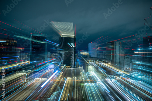 躍動感とスピード感を表現した都会の夜景 Fototapet