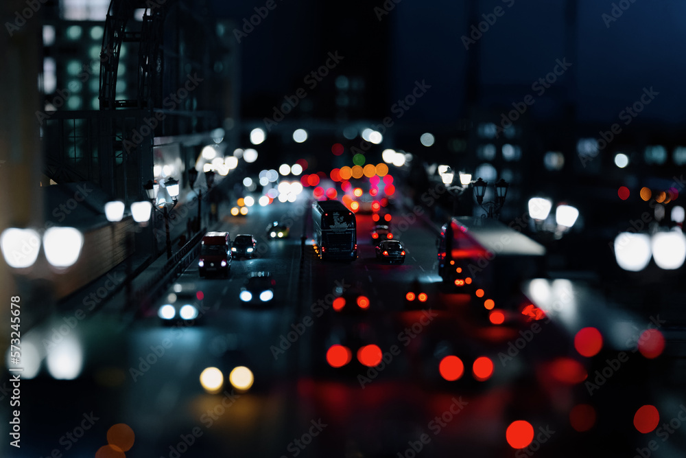 Dichter Verkehr auf einer Straße zur Nachtzeit