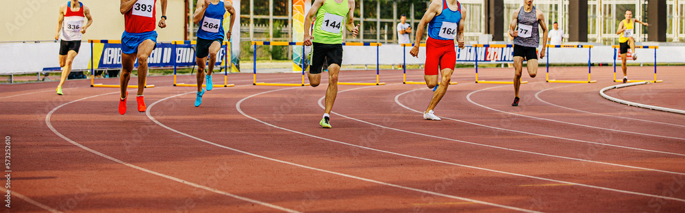 Obraz premium 400 meters hurdles men runners in athletics
