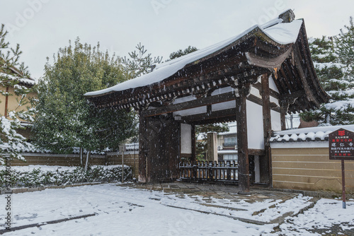 雪の京都 建仁寺 勅使門の雪景色