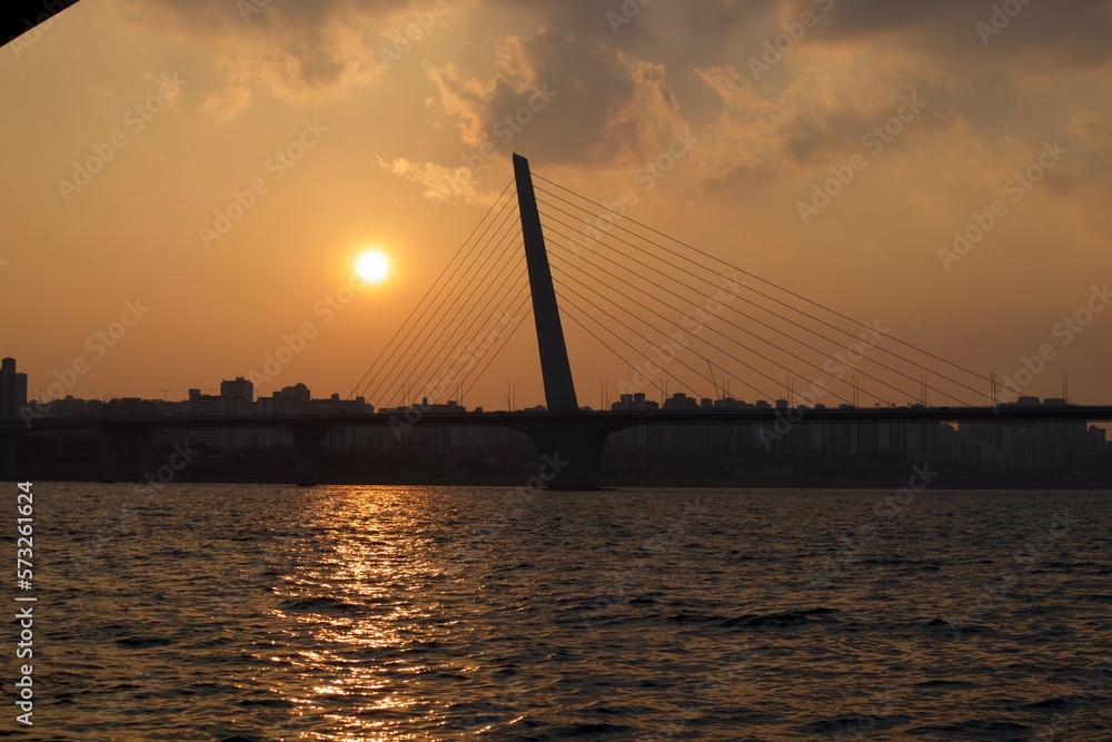 Obraz premium bridge at sunset