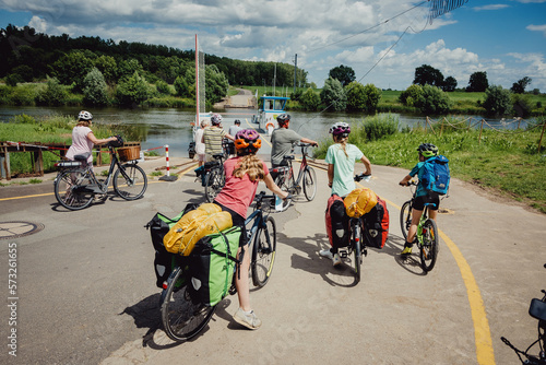 Familie auf einer Fahrradtour durch Niedersachsen fährt auf eine Fähre über die Weser, Deutschland photo