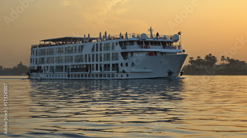 Cuadro en lienzo Excursion ship on Nile in Luxor,Egypt,Africa